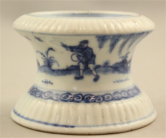 A Chinese export blue and white trencher salt cellar, Qianlong, 6cm